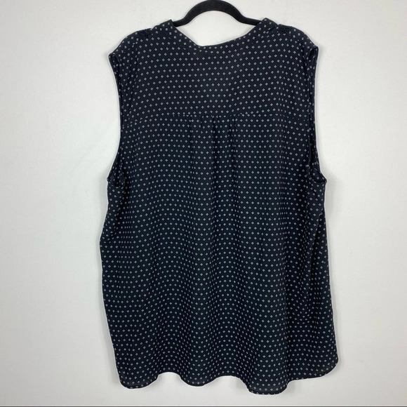 Torrid Black and White Patterned Sleeveless Blouse - Picture 5 of 6